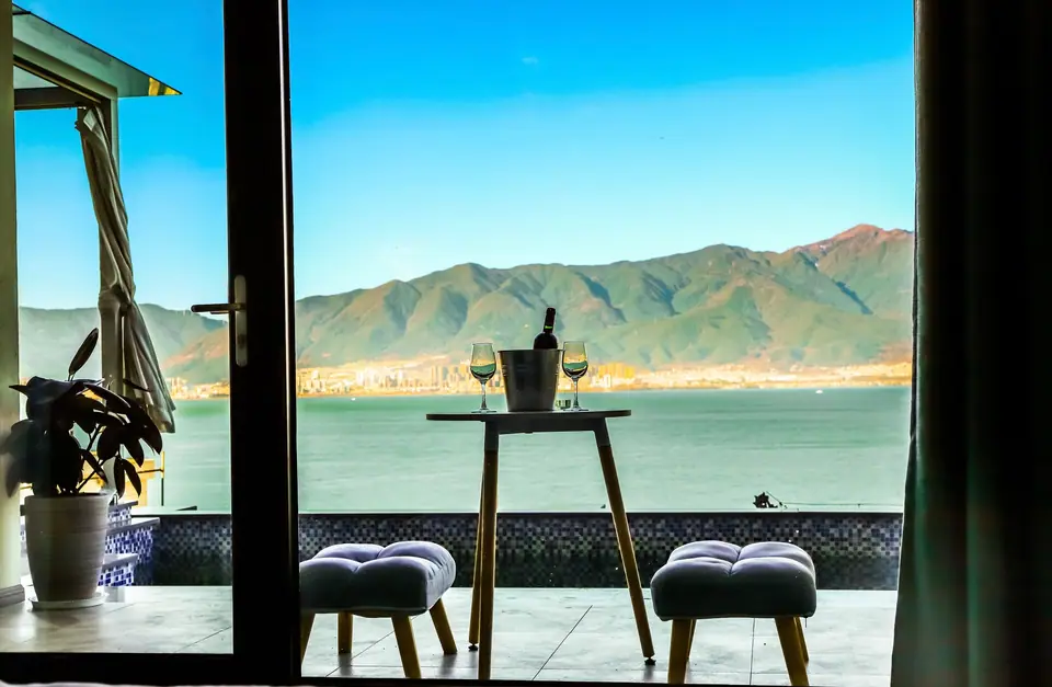 Deniz manzaralı balkonda katlanır cam balkon